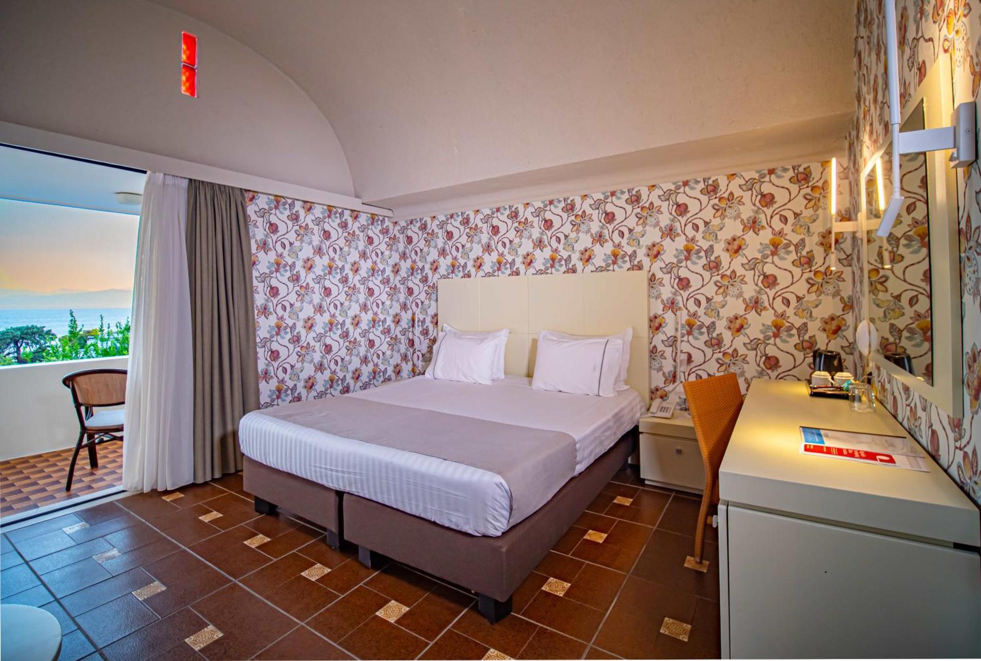 Ramada Loutraki Poseidon Resort Exterior photo